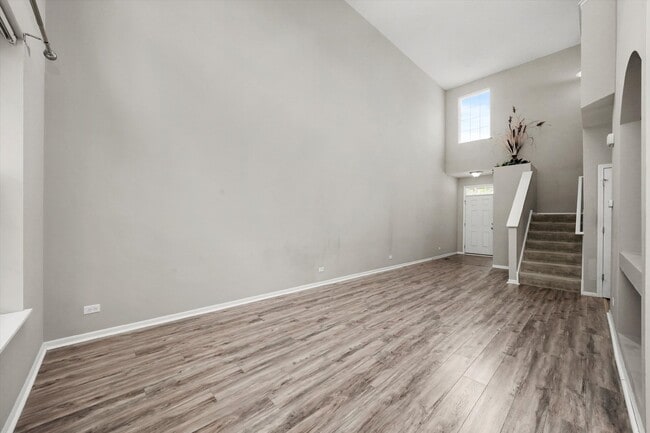 Building Photo - 2-bed/2.5-bath Townhouse in Round Lake