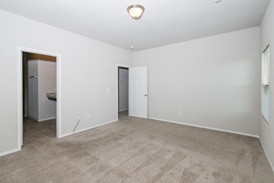 Building Photo - 2711 Wyandotte Ave