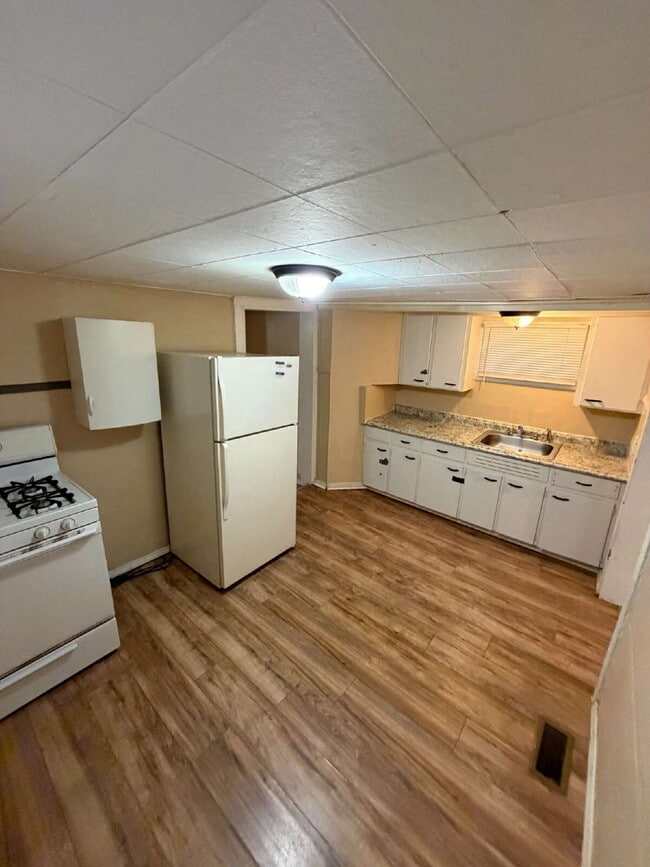 Building Photo - 12 Hutchins St