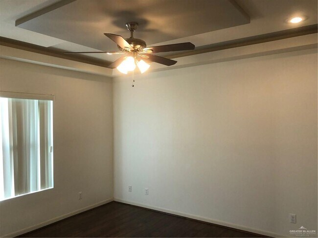 Building Photo - 1304 E Daffodil Ave