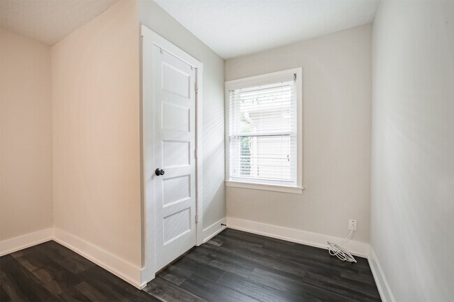 Building Photo - 4924 Mimosa Dr