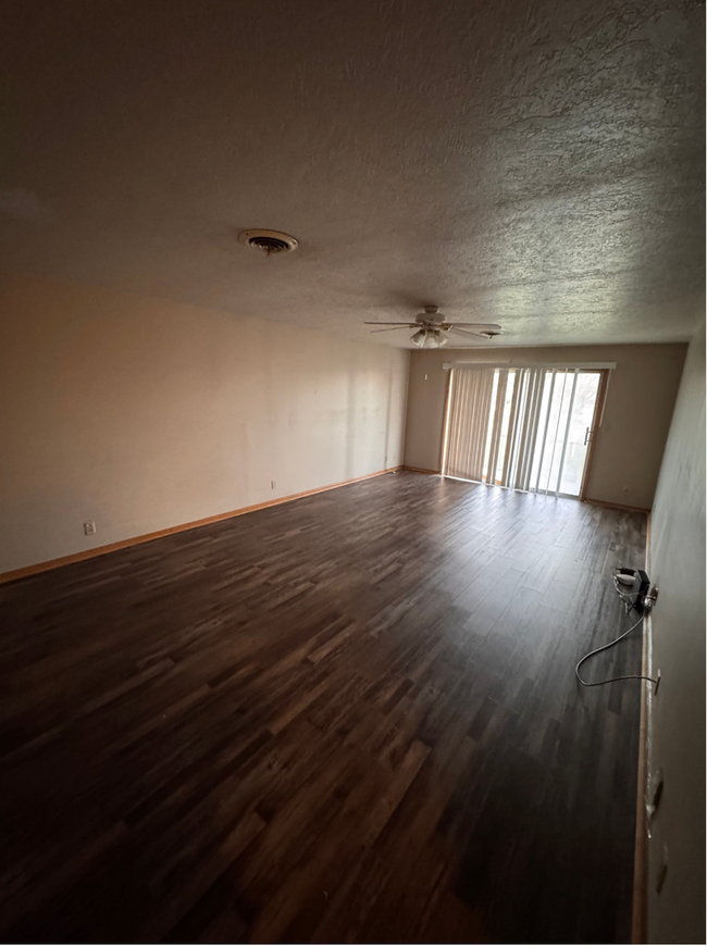 Building Photo - 2 Bedroom, 2 Bath Upper Level Remodeled Ap...