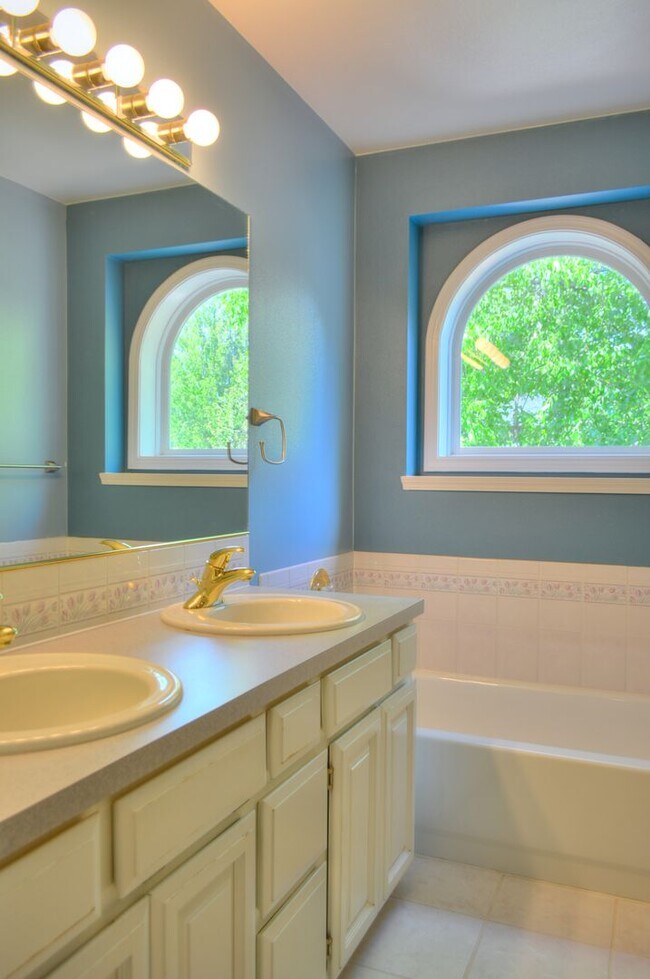 Building Photo - Huge South Hill Beauty