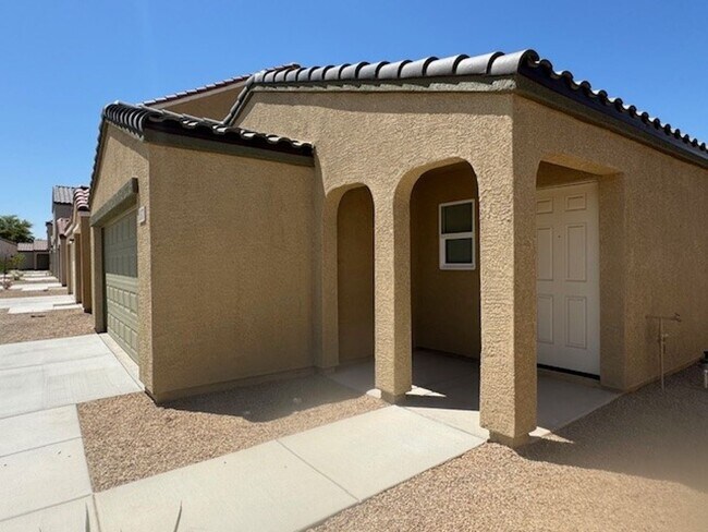 Building Photo - 1 Yr New 3 BR 2BA in Chaparral Terrace w/ ...