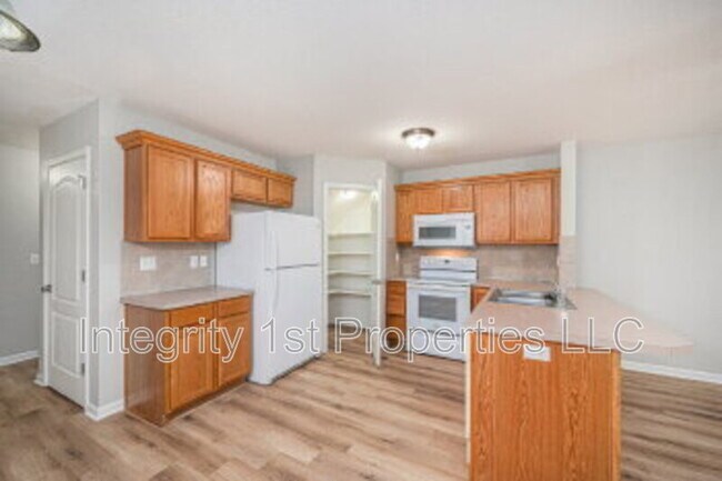 Building Photo - 9104 N Helena Ave