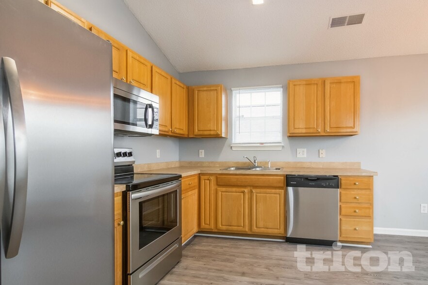 Building Photo - 255 Legend Oaks Dr