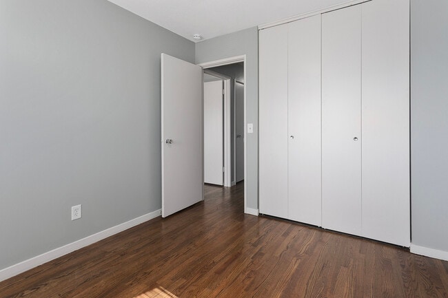 Building Photo - 403 W 87 Pl