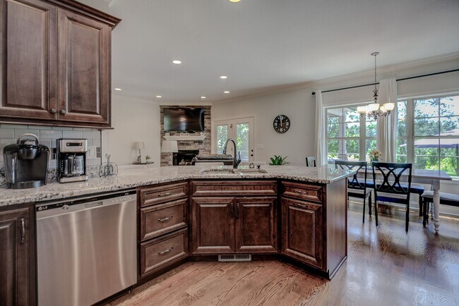 Building Photo - Fully Furnished, Short Term Rental, 1 Mont...
