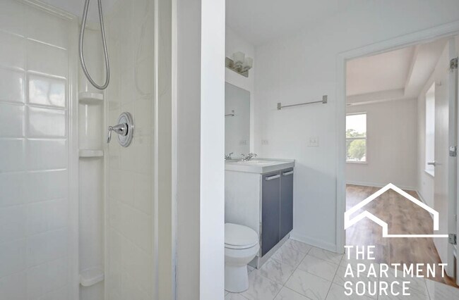 Building Photo - 1544 W Glenlake Ave