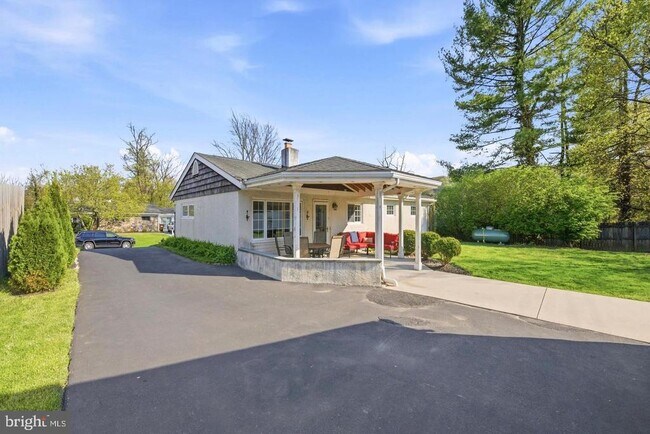 Building Photo - 637 School Line Dr
