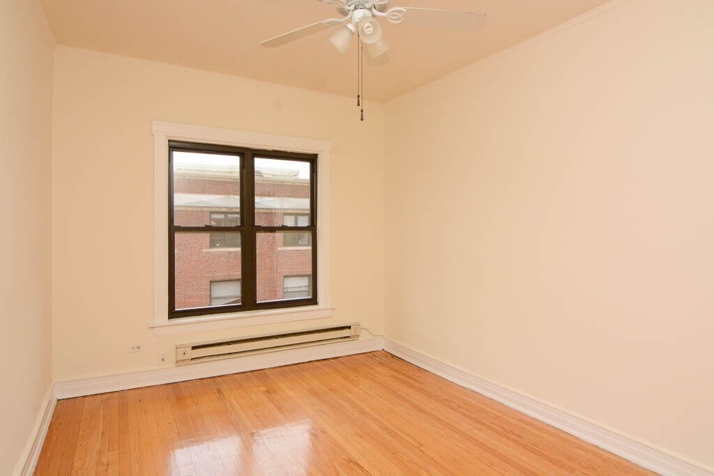 Building Photo - 822 W Waveland Ave