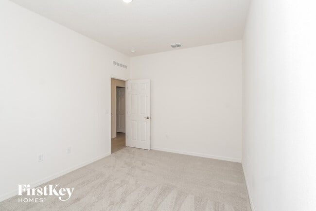 Building Photo - 426 Reina Wy