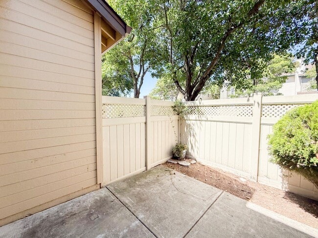Building Photo - 2527 Baywood Way