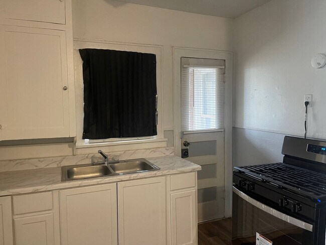 Building Photo - 6 month lease! Cozy 1-Bedroom duplex AVAIL...