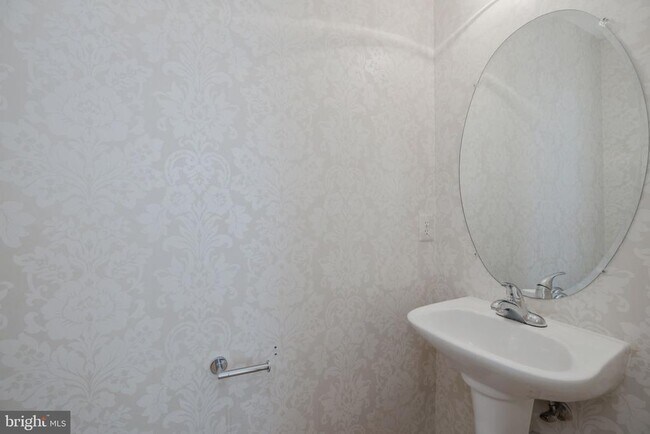 Building Photo - 5108 English Terrace