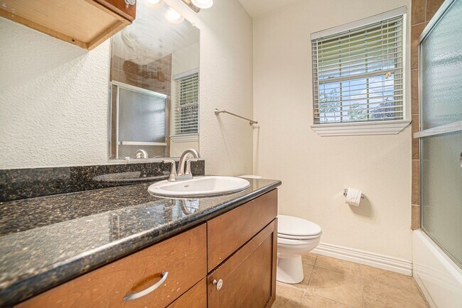 Building Photo - Charming, turnkey apartment near Oak Lawn ...
