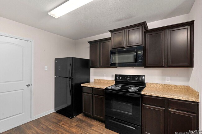 Building Photo - Charming Home Awaits: Spacious & Modern Living in a Prime Location