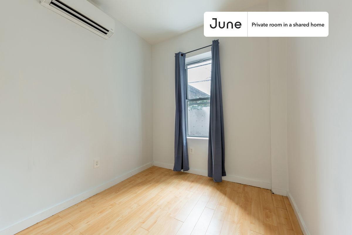 Building Photo - Private bedroom in 4 bed/2 bath Home