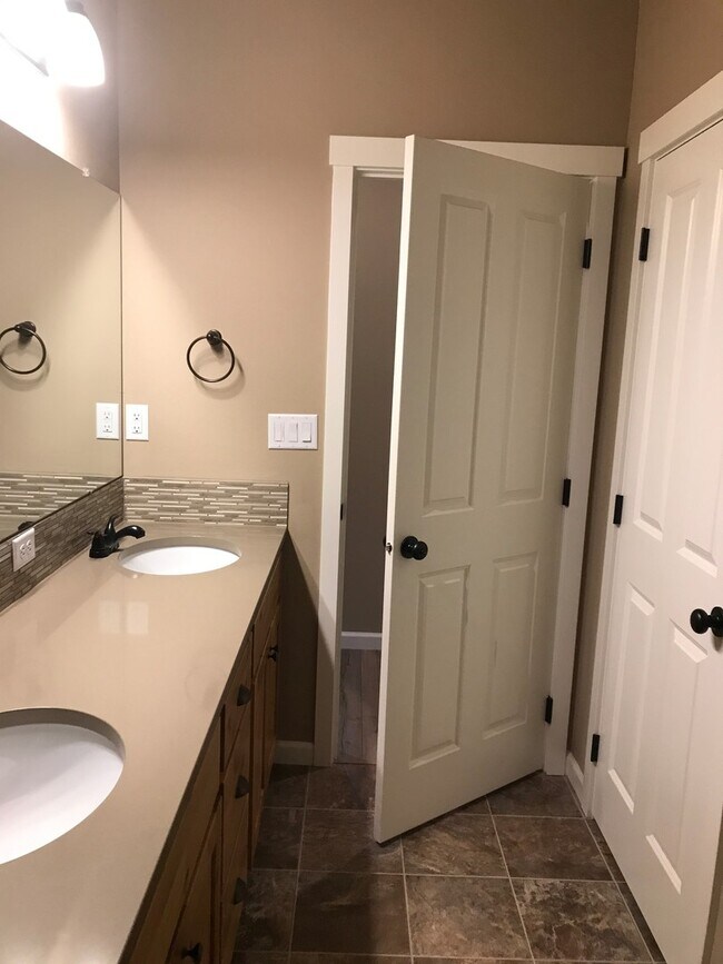 Building Photo - Single Level Home 3 Bedroom / 2 Bathroom in NW Redmond Oregon