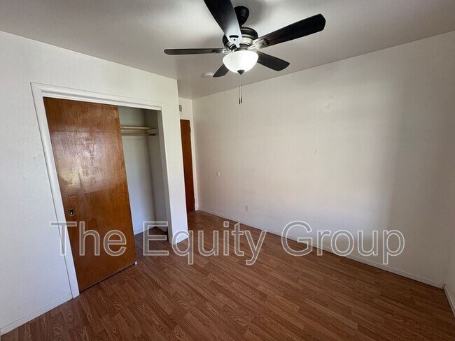 Building Photo - 856 W Chestnut St