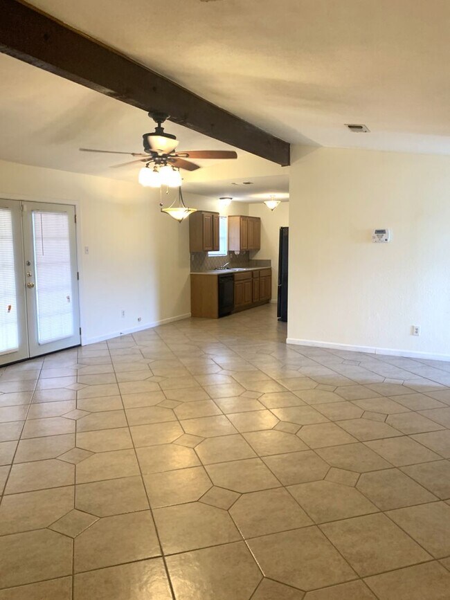 Building Photo - 2808 Persimmon Dr