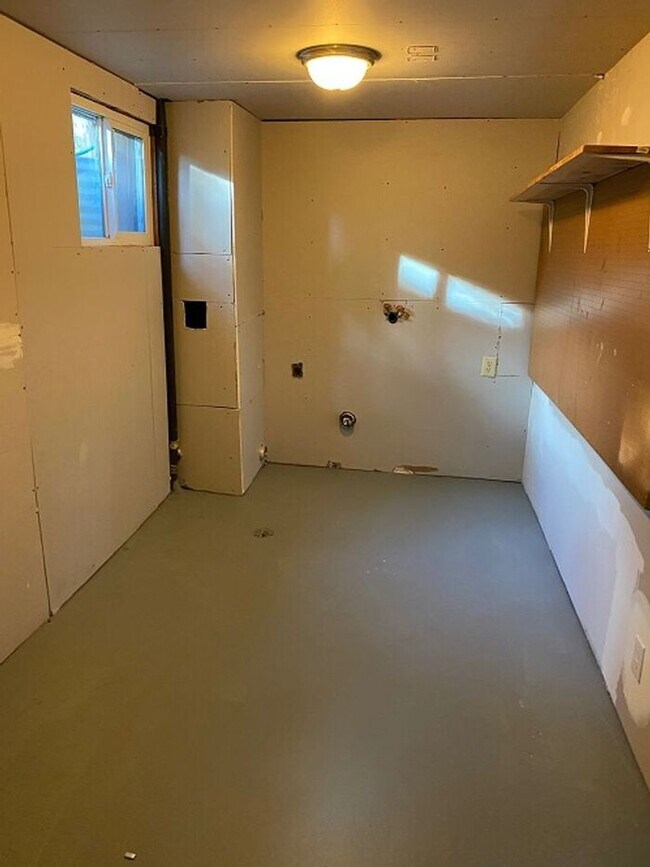 Building Photo - West Valley Nice 4 bed 2 bath Family Home