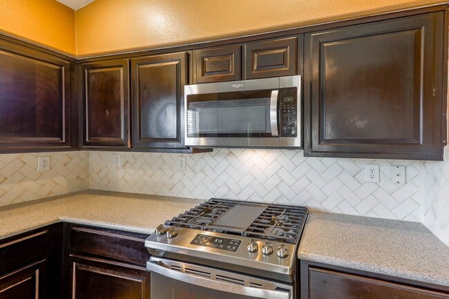 Building Photo - Beautiful, Single Story, 2 bed, 2 bath, To...