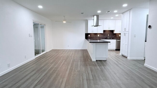 Building Photo - NEWLY RENOVATED---- 2BD/1BA, End Unit TH in Twin Creeks Garden, San Ramon- Available Now!