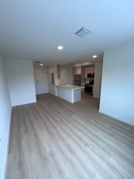 Building Photo - 915 18th Ave N