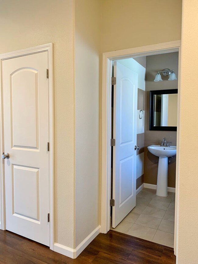 Building Photo - 4 Bedroom Home in Hollister