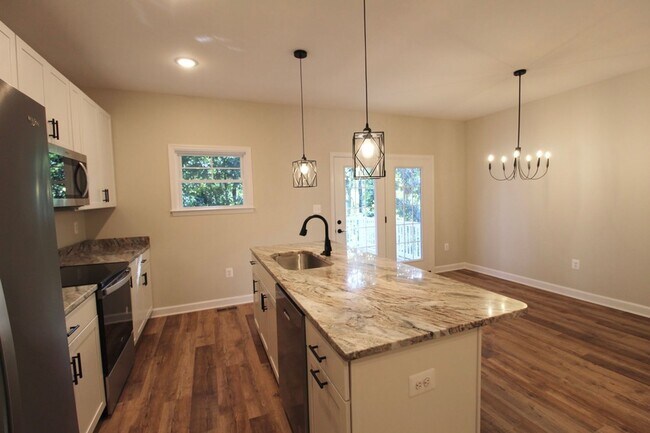 Building Photo - 3 level town home in popular Congers Creek...