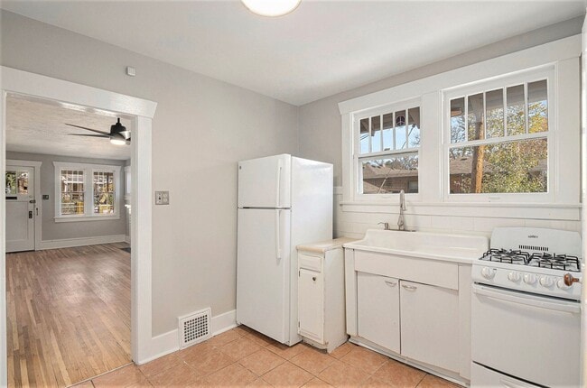 Building Photo - Spacious 2 bedroom home in the heart of Ci...