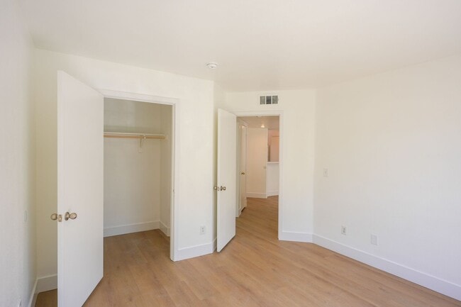 Building Photo - Beautifully Updated 2-Bedroom Condo in a Gated Community