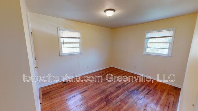 Building Photo - 137 Rosewood Cir