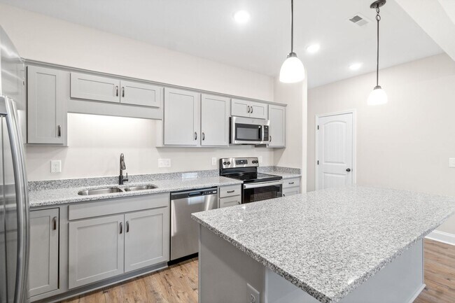 Building Photo - Pet Friendly Three Bedroom!
