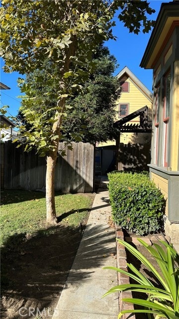 Building Photo - 927 6th St