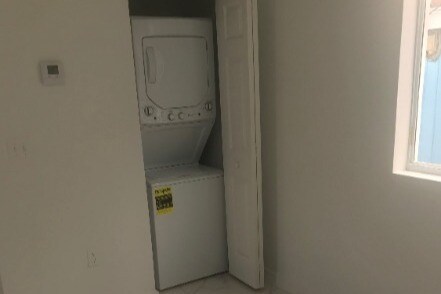 Building Photo - Ronnys Place