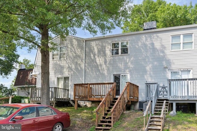 Building Photo - 525 Village Ln.