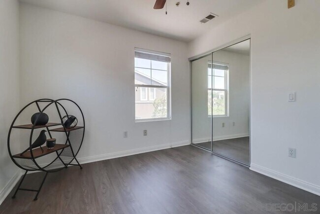 Building Photo - Tri-Level Townhome Condo for Rent – 2 Bed,...