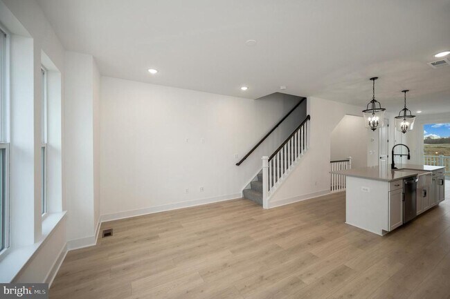 Building Photo - 9403 Pacific Elm St