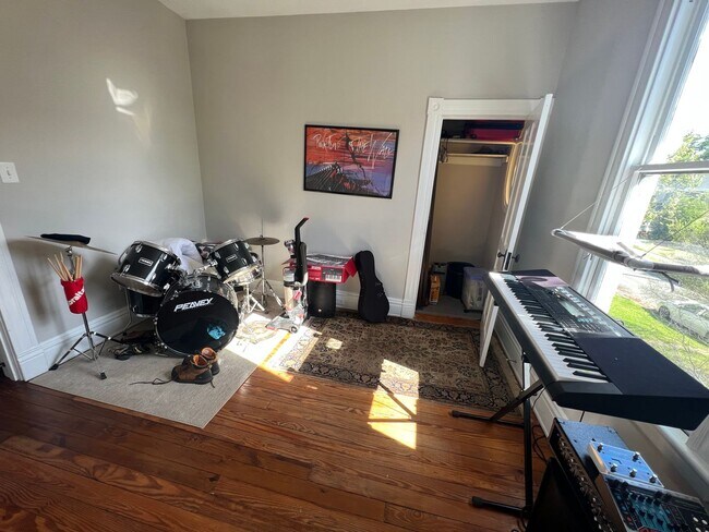Building Photo - Gorgeous 3 bdrm/2.5 bath newly renovated h...