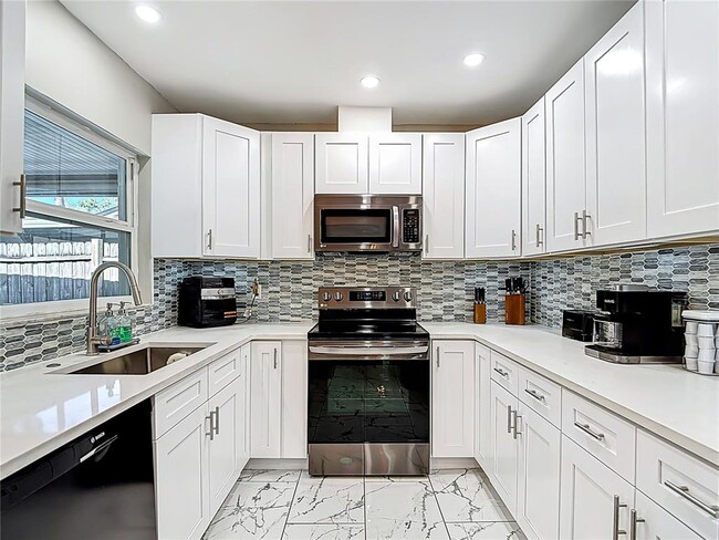 Building Photo - 2707 Lakeville Dr