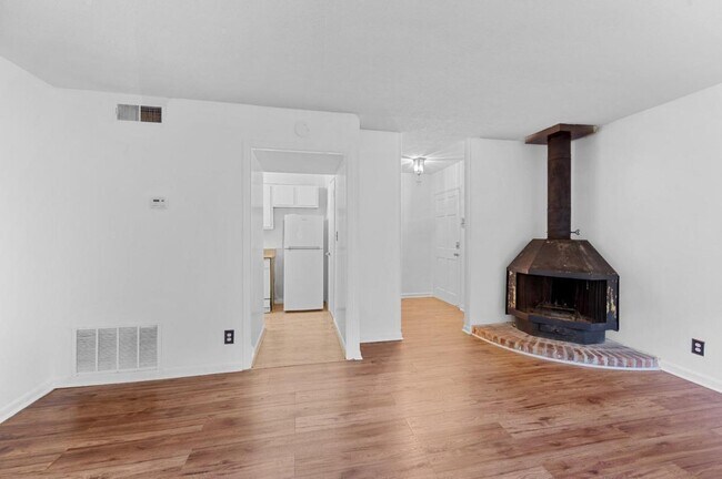 Building Photo - 11 Peachtree Hills Ave NE