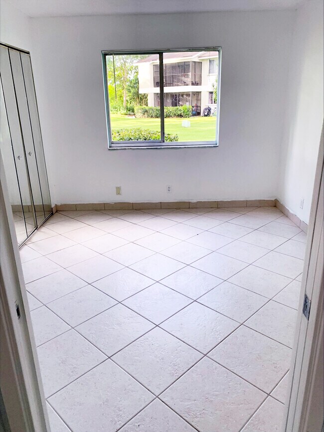 Building Photo - 508 Gardens Dr