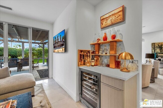 Building Photo - 605 E Sierra Way