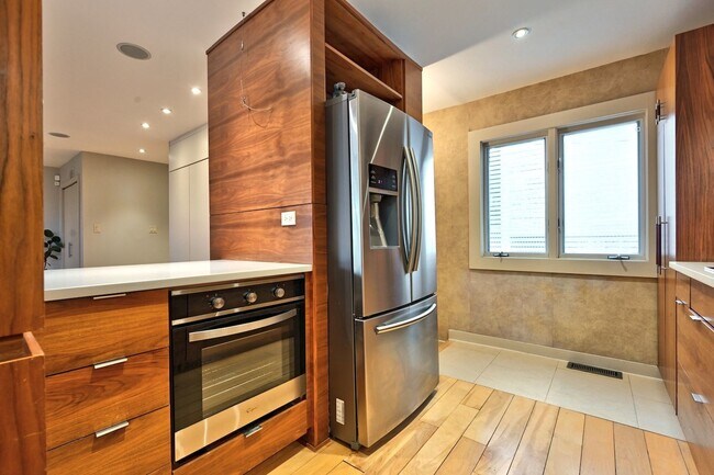 Building Photo - 419 W Briar Pl