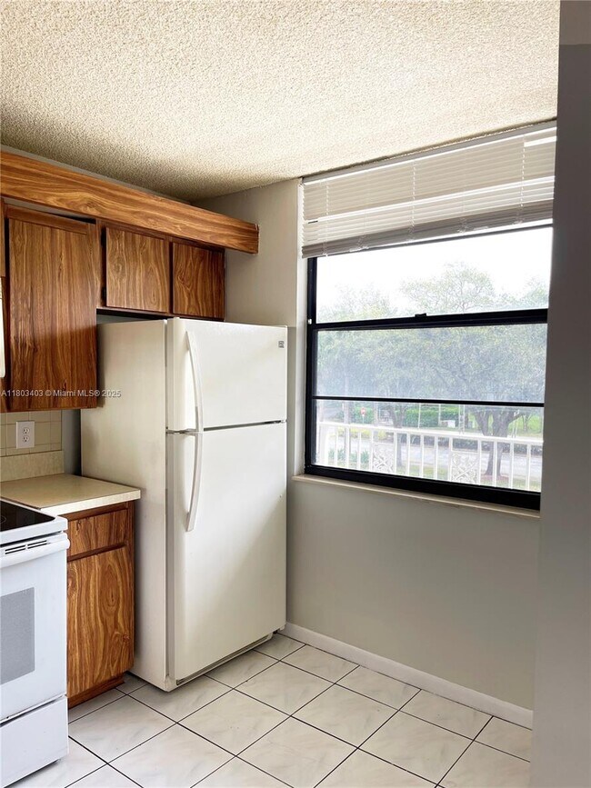 Building Photo - 1721 Whitehall Dr