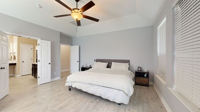 Building Photo - Spacious 4-bedroom, 2.5 bath, 3 car garage...