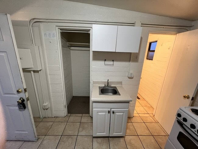 Building Photo - 1643 S State St