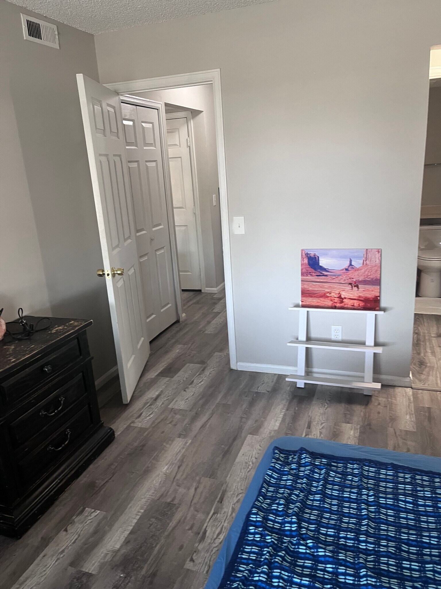 Room - 457 S Memphis Way